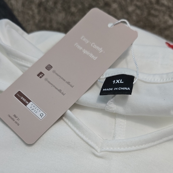 Elegant White Tee with Red Heart Design - Picture 4 of 4